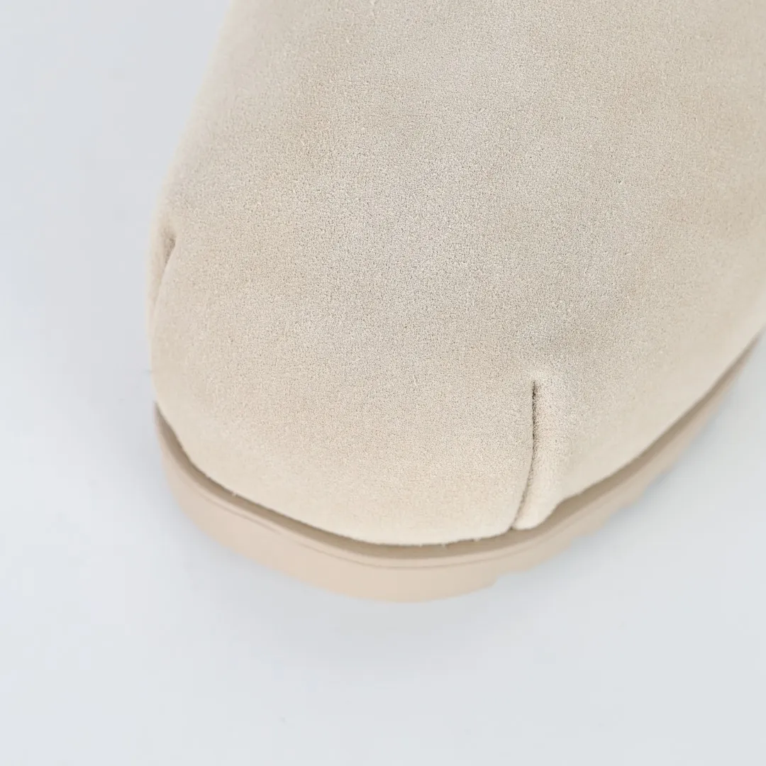 Pick up locally 💰660 Core recommended good price It is a very suitable choice for keeping warm in winter and at home. In the new year, uug has launched a series of styles, which are partial to the preferences of young consumers and have also moved to the forefront of fashion trends. Shoe body material Water-repellent coated suede upper 17mm UGGPURE™ implanted wool insole Lightweight non-slip comfortable rubber outsole With brand LOGO trademark Comes with a full set of packaging Size: 35 36 37 38 39 40